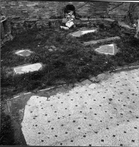 012548 - monumento - Casa delle Vestali, Atrio, ambiente occidentale con ipocausto, mosaici repubblicani dell'ambiente 3 (novembre '70); neg. serie 6x6, n. 1932