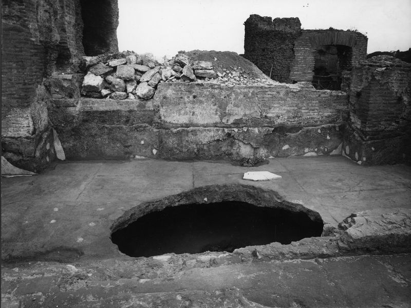 001434 - monumento - Arcate Severiane, lato prospicente il Circo Massimo. Terrazzo, vasca occidentale (febbraio 1964); neg. serie F, n. 2435
