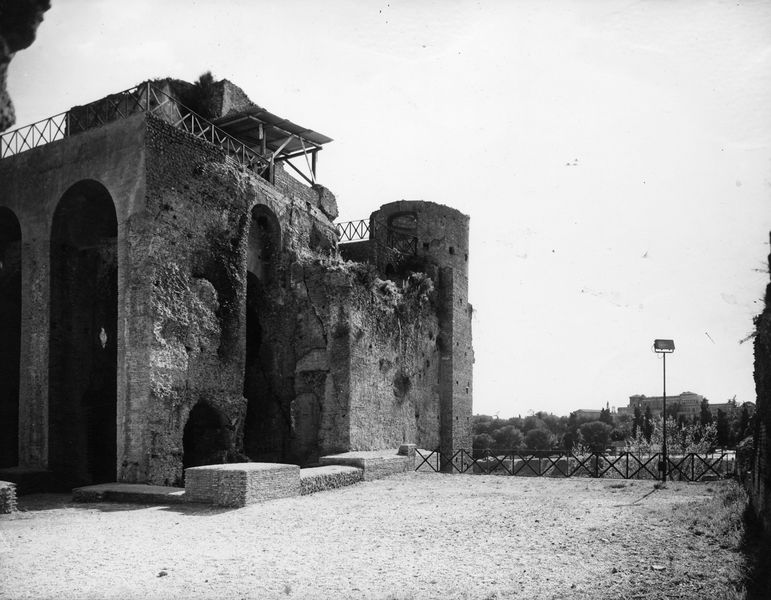 001428 - monumento - Arcate Severiane, estremitÃ  meridionale, fronte settentrionale, lato occidentale dopo il restauro (aprile 1965); neg. serie F, n. 2564