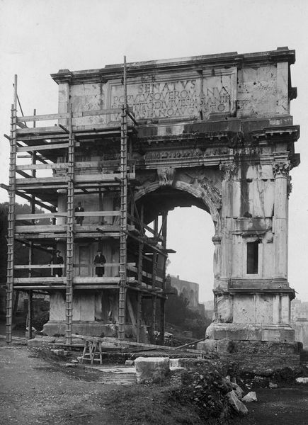 020433 - restauro - Arco di Tito, fronte orientale, durante un restauro; neg. serie E, n. 1259
