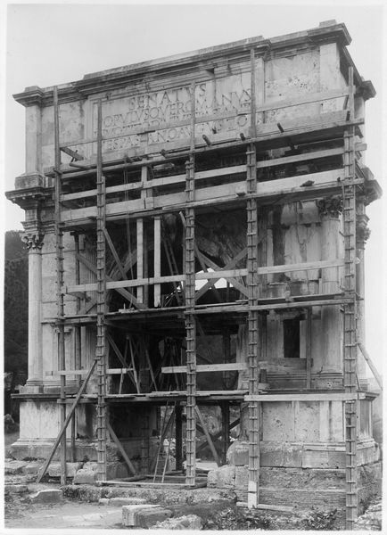 020435 - restauro - Arco di Tito, fronte orientale, durante un restauro; neg. serie 6x6, n. 4996 (film 2530) (foto ICCD 1933) (neg. ICCD E 17549)