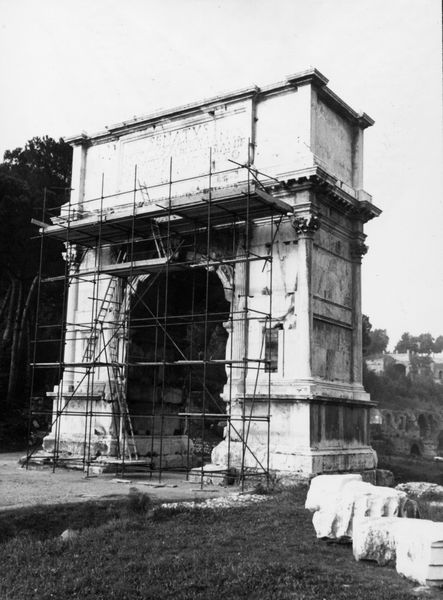 020443 - restauro - Arco di Tito, fronte orientale, impalcatura per il restauro del piccolo fregio; film 28, n. 37
