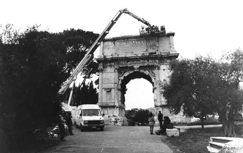 020455 - restauro - Arco di Tito, laboratorio mobile, indagini diagnostiche E.N.E.A. (02.02.93); film n. 2636