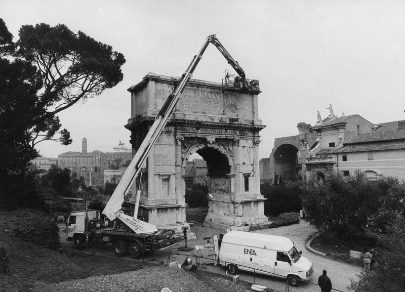 020458 - restauro - Arco di Tito, laboratorio mobile, indagini diagnostiche E.N.E.A. (02.02.93); film n. 2636