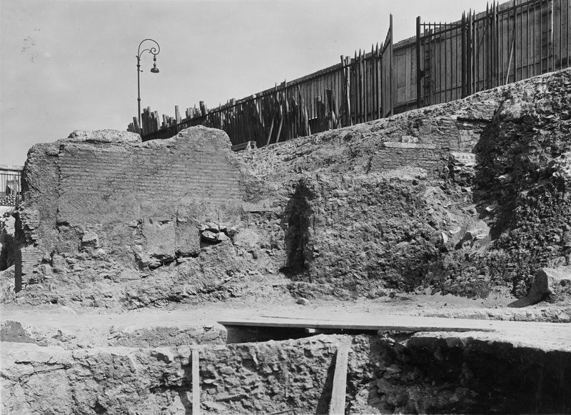 012975 - scavo archeologico - Curia, area retrostante durante i lavori; Gab. Fot. Naz. Neg. Serie E, Nr. 42661