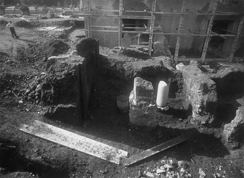 012971 - scavo archeologico - Curia, area retrostante durante gli scavi, 10/03/1937; Gab. Fot. Naz. Neg. Serie E, Nr. 42640