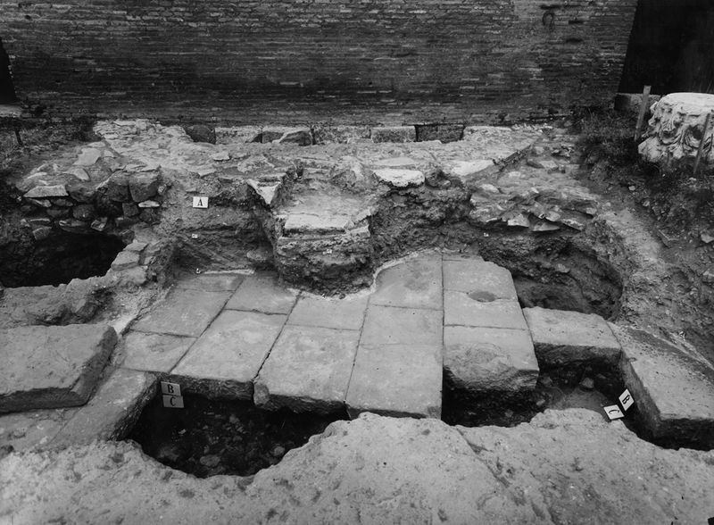 012978 - scavo archeologico - Curia, area retrostante, Saggio stratigrafico esterno al centro della parete posteriore; Neg. Serie F, Nr. 2453