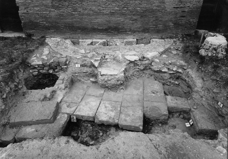 012980 - scavo archeologico - Curia, area retrostante, Saggio stratigrafico esterno al centro della parete posteriore; Neg. Serie F, Nr. 2480
