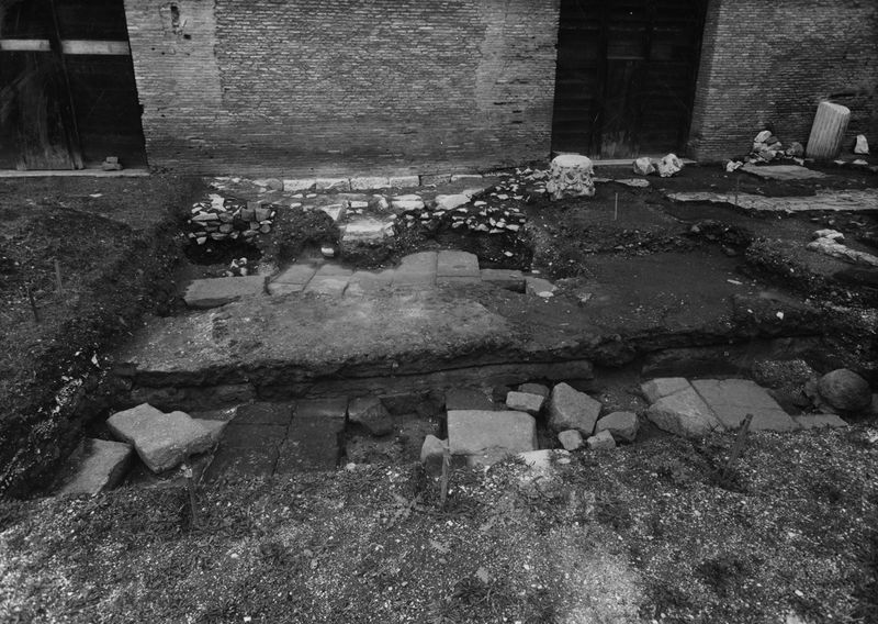 012987 - scavo archeologico - Curia, area retrostante, Scavo sperimentale, da N, dicembre 1967; Neg. Serie F, Nr. 2755