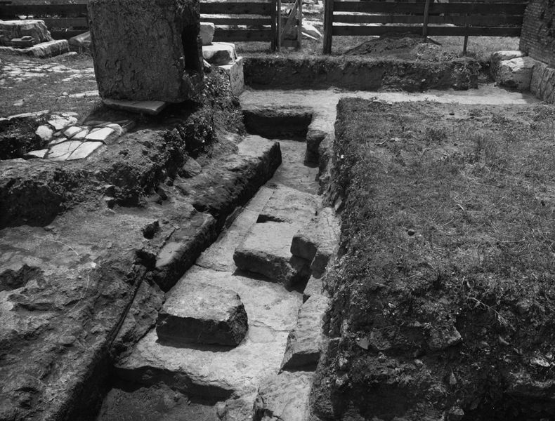 012997 - scavo archeologico - Curia, area retrostante, Scavo Lamboglia, 1970; Neg. Serie A, Nr. 916, Film 1506
