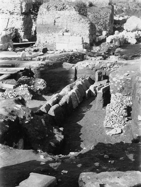 020073 - scavo archeologico - Arco di Augusto, chiavica repubblicana e cappuccina scoperta durante l'esplorazione fra l'Arco e il Tempio di Vesta; neg. serie E, n. 335, film n. 2129