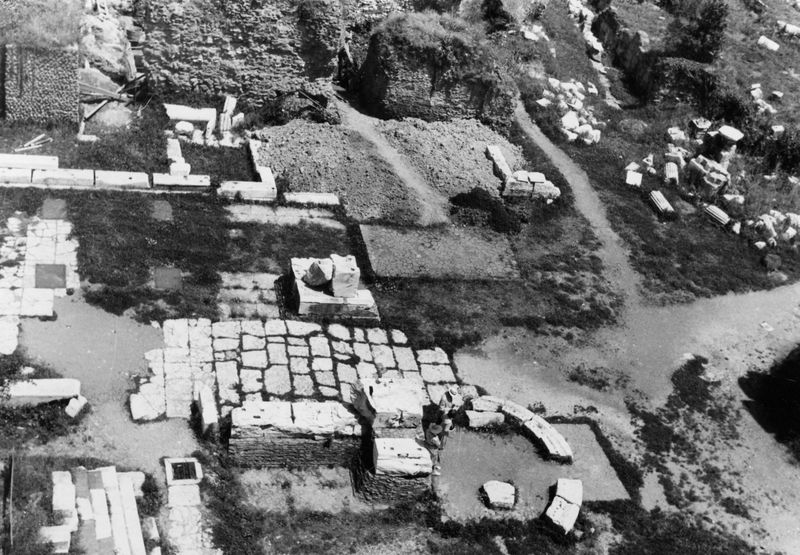 020075 - monumento - Arco di Augusto, veduta dall'alto del Tempio dei Castori (1959); film n.16, n. 3, film 2129