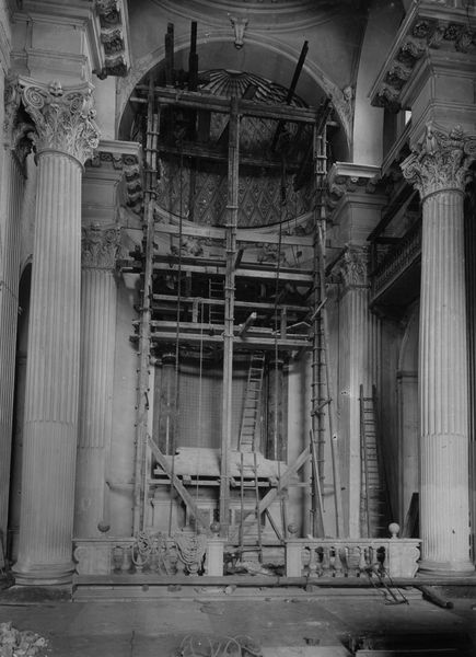 013009 - monumento - Curia, Chiesa di S. Adriano, Durante i lavori, 30/04/1936 rimozione delle statue di stucco e delle colonne di porfido; Gab. Fot. Naz. Neg. Serie E, Nr. 42615