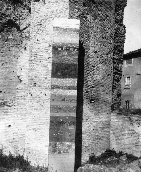 015563 - monumento - Niger Lapis, Stratificazione del saggio Boni 1900, Fonte: NSc, 1900, p. 318; Neg. Serie C, Nr. 98 [disegno stratigrafico montata sul panello e messo in sito]