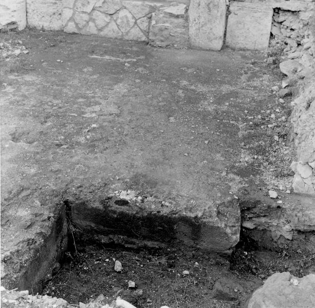 013001 - scavo archeologico - Curia, Scavo dietro la curia, particolare, novembre 1970; Neg. Serie 6 x 6, Nr. 2264