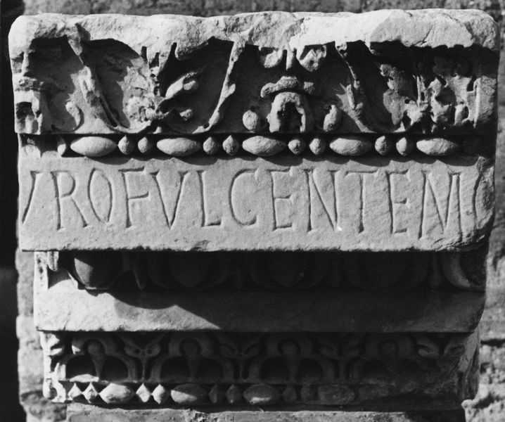 013067 - reperto - Curia, frammento di cornice di epistilio dell'Atrium Libertatis, ingrandimento dell'iscrizione ; Neg. Serie A, Nr. 526
