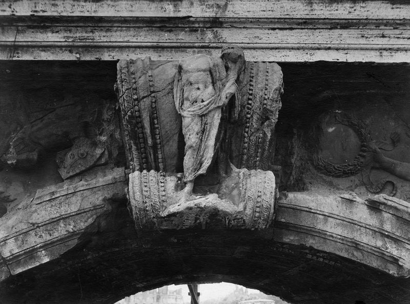 020534 - monumento - Arco di Tito, fronte occidentale, chiave dell'arco; neg. serie E, n. 422