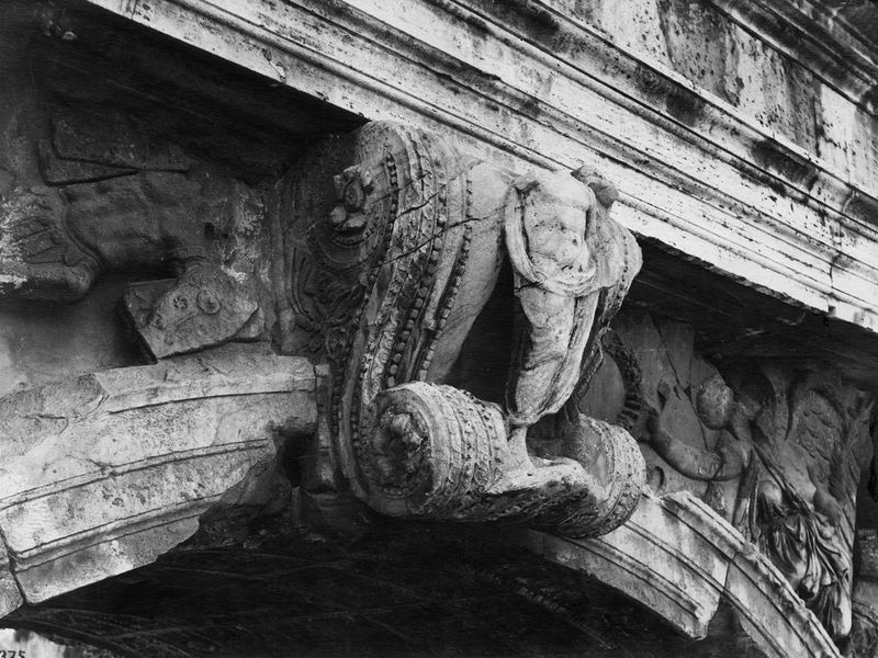 020535 - monumento - Arco di Tito, fronte occidentale, chiave dell'arco; neg. serie E, n. 375