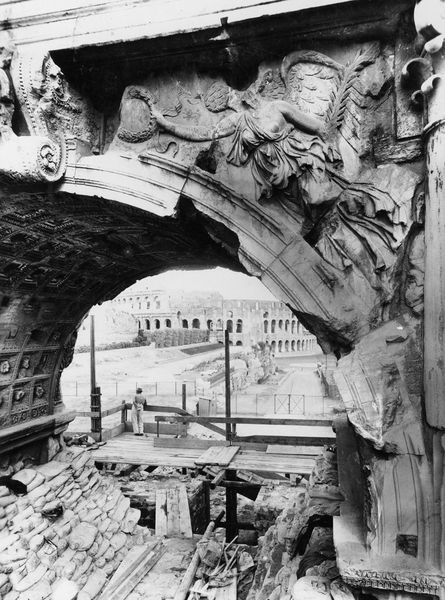 020537 - restauro - Arco di Tito, fronte occidentale, particolare (a. 1943); neg. serie E, n. 1250