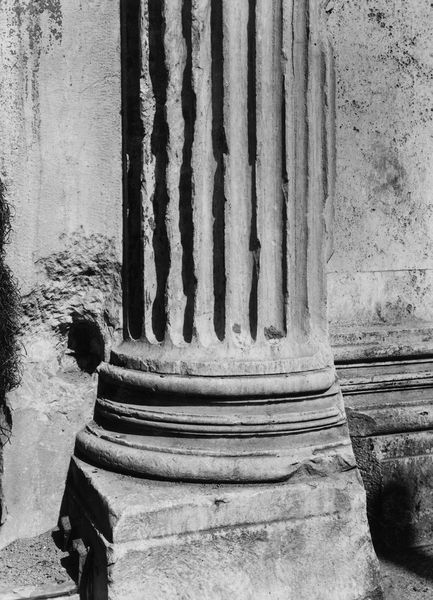 020542 - monumento - Arco di Tito, fronte orientale, particolare, base della colonna di destra; neg. serie E, n. 1248