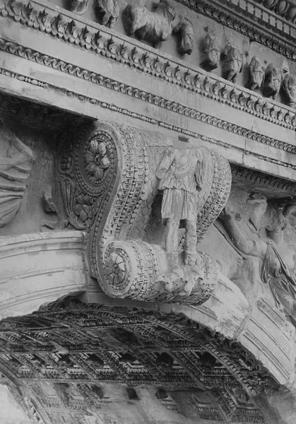 020506 - monumento - Arco di Tito, fronte orientale, chiave dell'arco; neg. serie E, n. 378