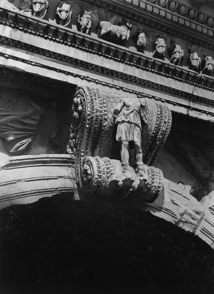 020507 - monumento - Arco di Tito, fronte orientale, chiave dell'arco; neg. serie E, n. 1249