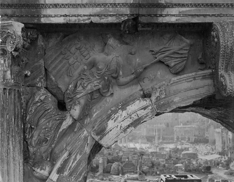 020508 - monumento - Arco di Tito, fronte orientale, particolare della Vittoria di sinistra; neg. serie C, n. 278