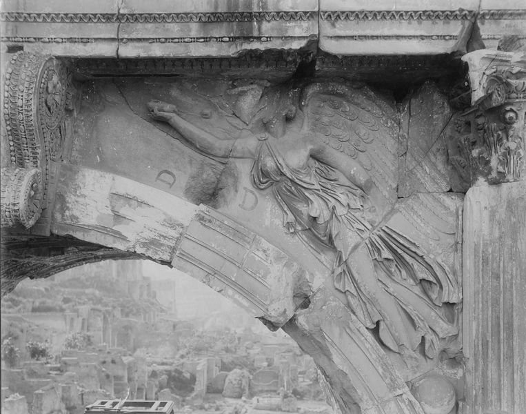 020509 - monumento - Arco di Tito, fronte orientale, particolare della Vittoria di destra; neg. serie C, n. 277