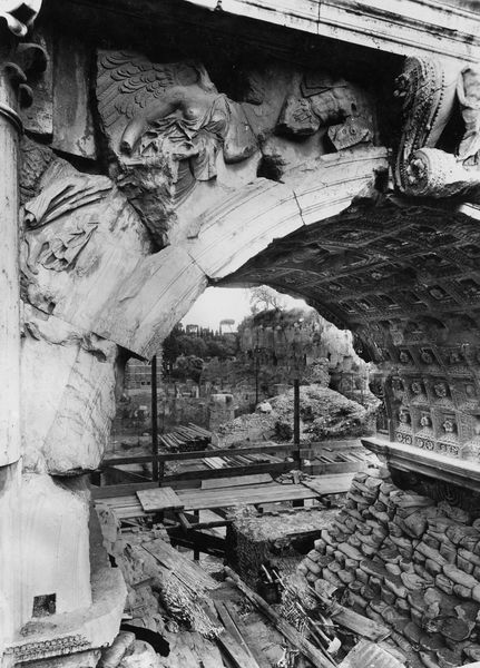 020538 - restauro - Arco di Tito, fronte occidentale, particolare (a. 1943); neg. serie E, n. 1252