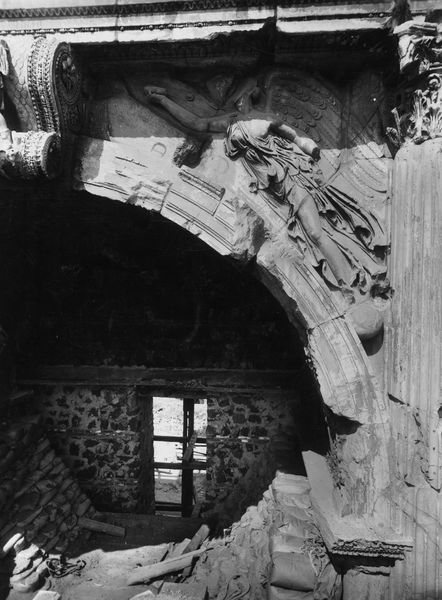 020511 - restauro - Arco di Tito, fronte orientale, particolare (a. 1943); neg. serie E, n. 1251