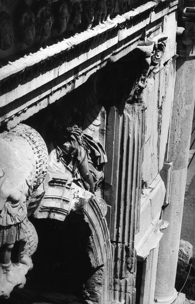 020517 - restauro - Arco di Tito, fronte est (1978/1979) Vittoria di destra, particolare; film n. 2572