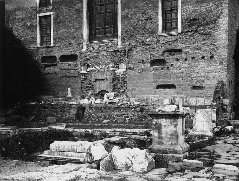 013089 - monumento - Curia, facciata anteriore prima dei lavori; Gab. Fot. Naz. Neg. Serie E, Nr. 42660
