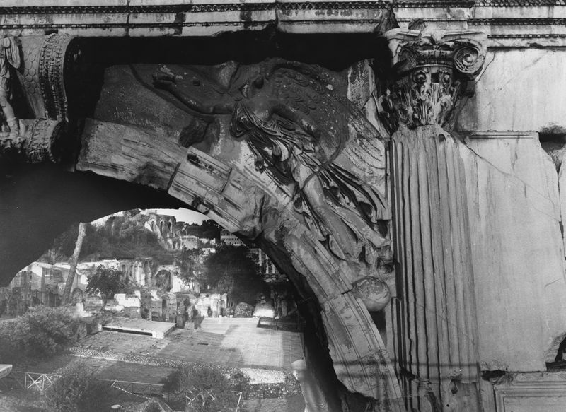 020527 - monumento - Arco di Tito, fronte orientale, vittoria di destra (16.02.93); neg. serie 6x6, n. 19313