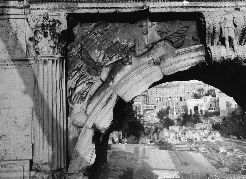 020530 - monumento - Arco di Tito, fronte orientale, vittoria di sinistra (16.02.93); neg. serie 6x6, n. 19315