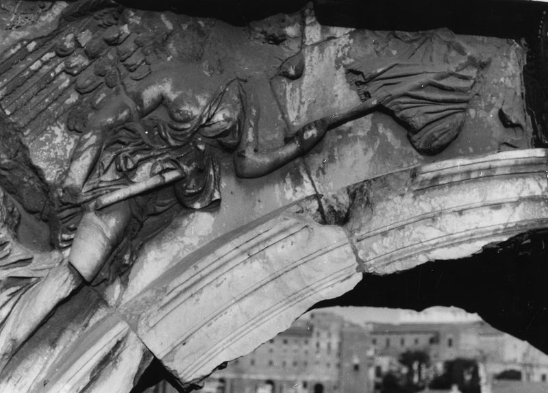 020531 - monumento - Arco di Tito, fronte orientale, vittoria di sinistra (16.02.93); neg. serie 6x6, n. 19310