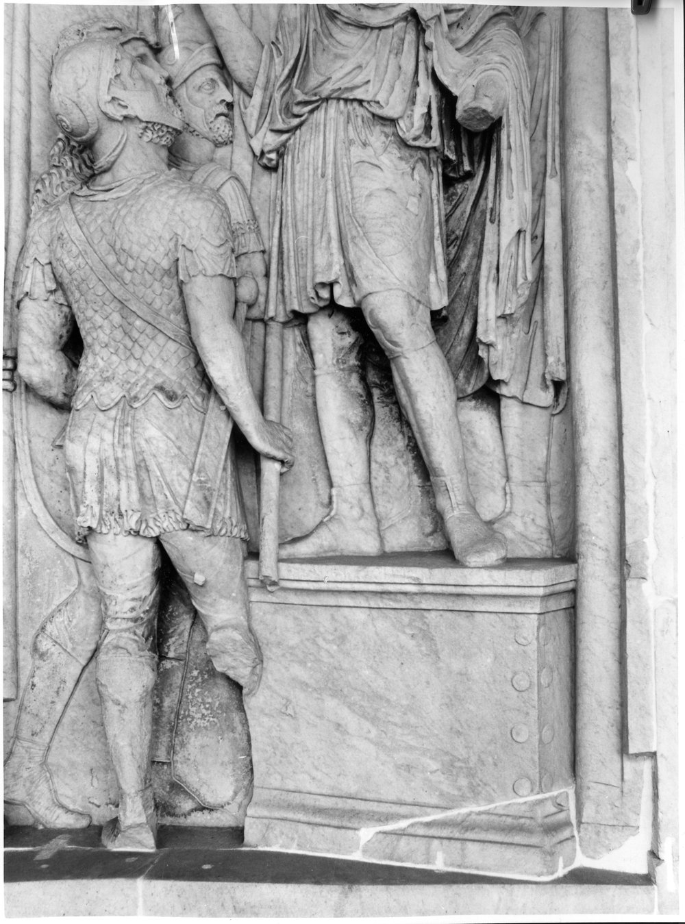 Pannelli di Marco Aurelio lato sud - L'imperatore in atto di arringare le truppe (adlocutio) (9).tif