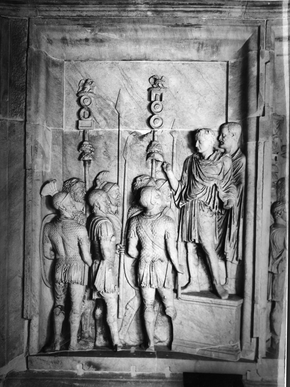 Pannelli di Marco Aurelio lato sud - L'imperatore in atto di arringare le truppe (adlocutio) (1).tif