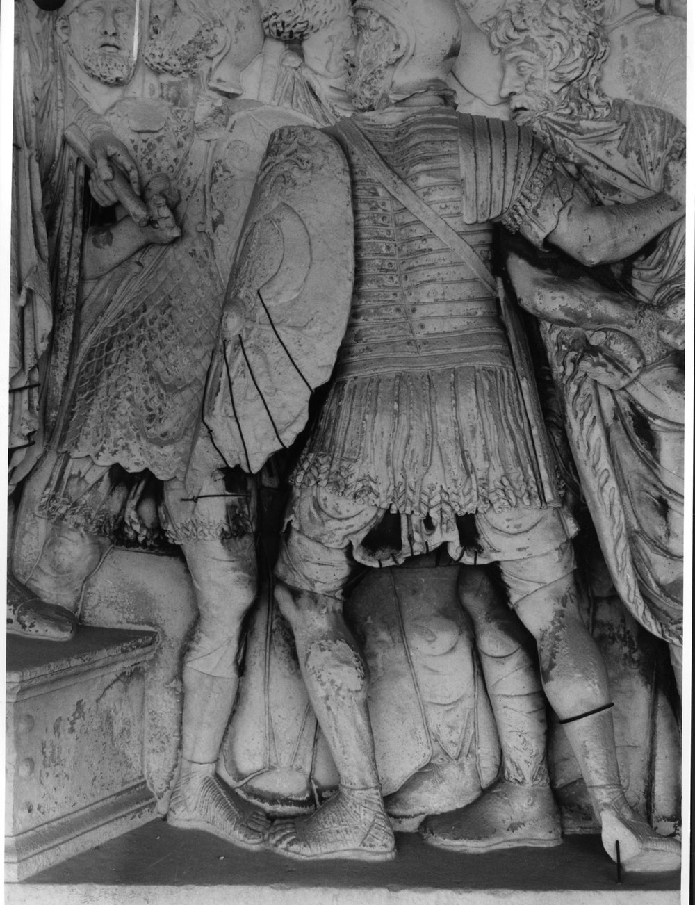 Pannelli di Marco Aurelio lato sud - Consegna di due prigionieri barbari (9).tif