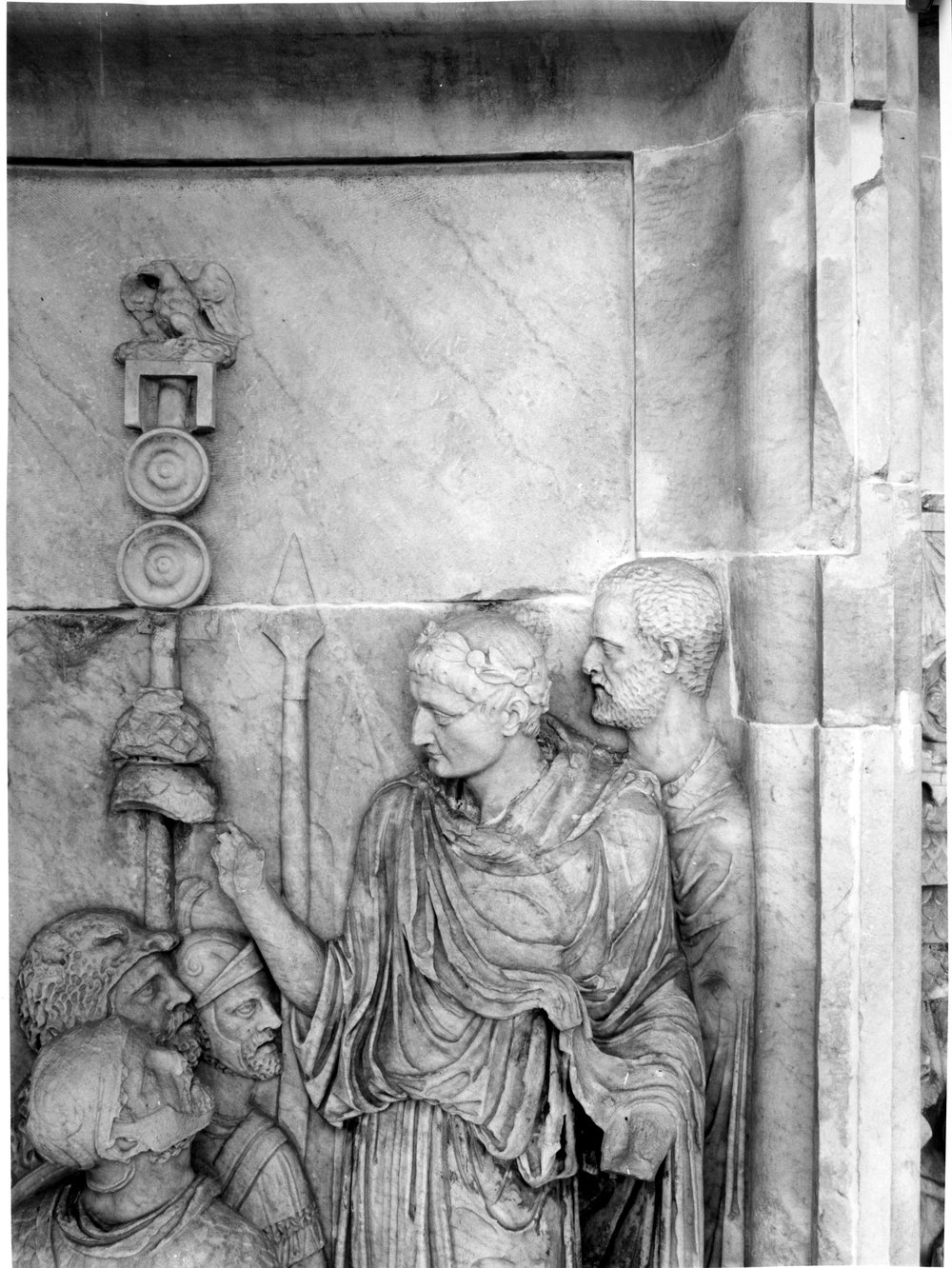 Pannelli di Marco Aurelio lato sud - L'imperatore in atto di arringare le truppe (adlocutio) (7).tif