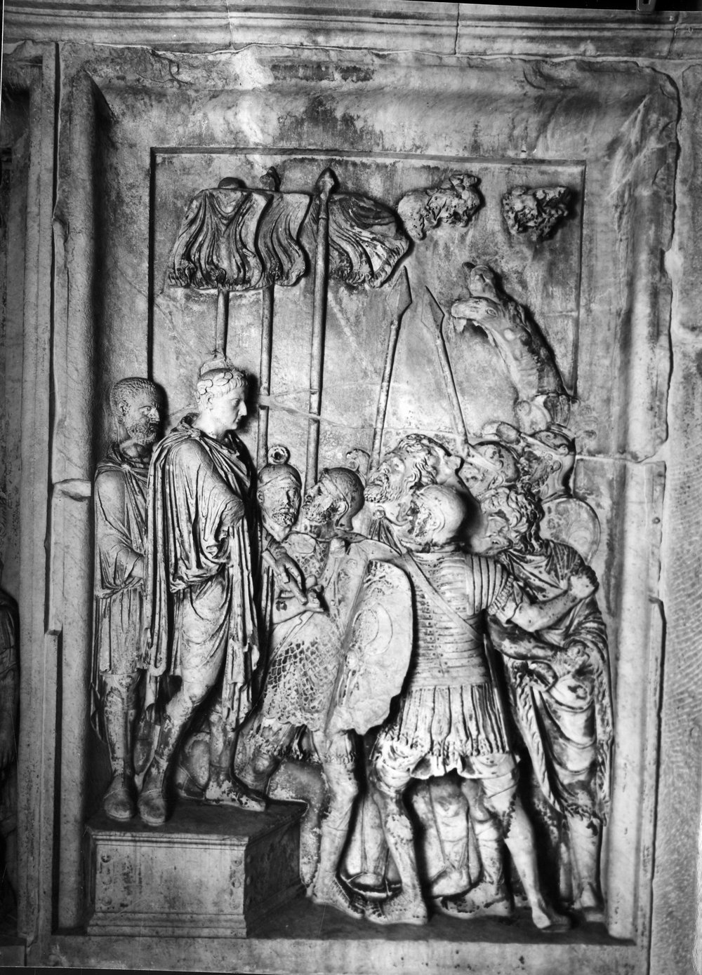 Pannelli di Marco Aurelio lato sud - Consegna di due prigionieri barbari (1).tif