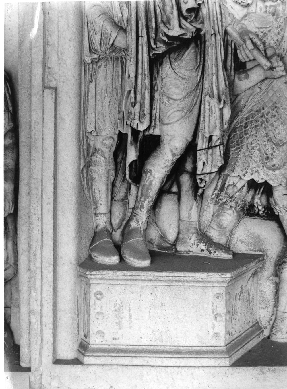 Pannelli di Marco Aurelio lato sud - Consegna di due prigionieri barbari (4).tif