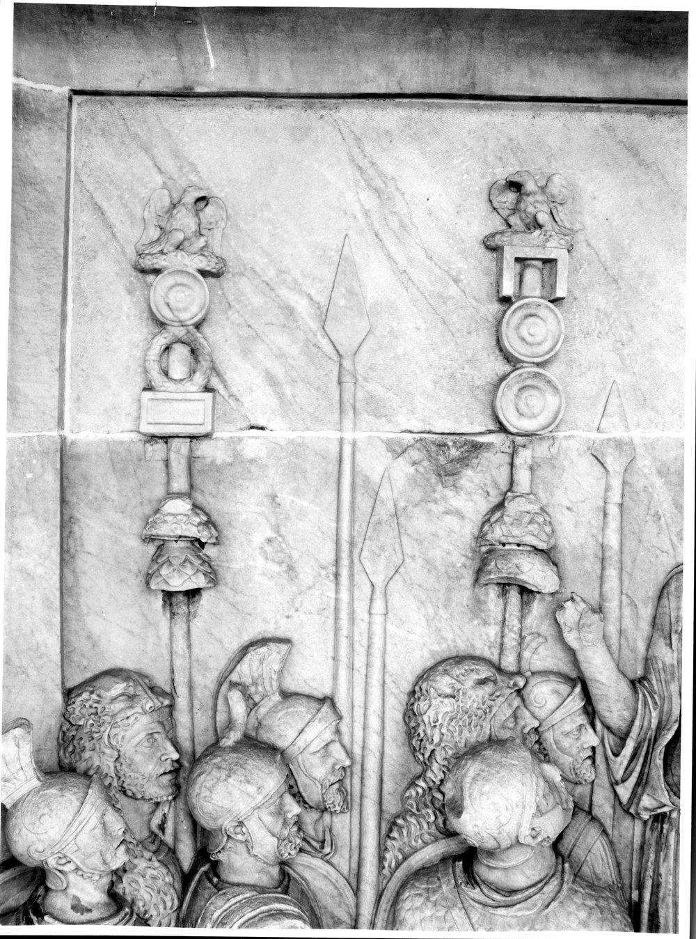 Pannelli di Marco Aurelio lato sud - L'imperatore in atto di arringare le truppe (adlocutio) (3).tif