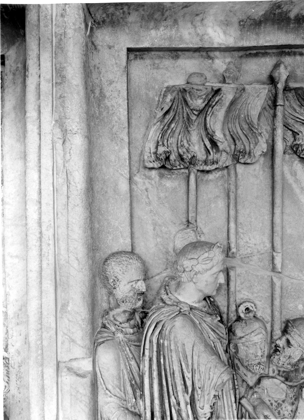 Pannelli di Marco Aurelio lato sud - Consegna di due prigionieri barbari (3).tif
