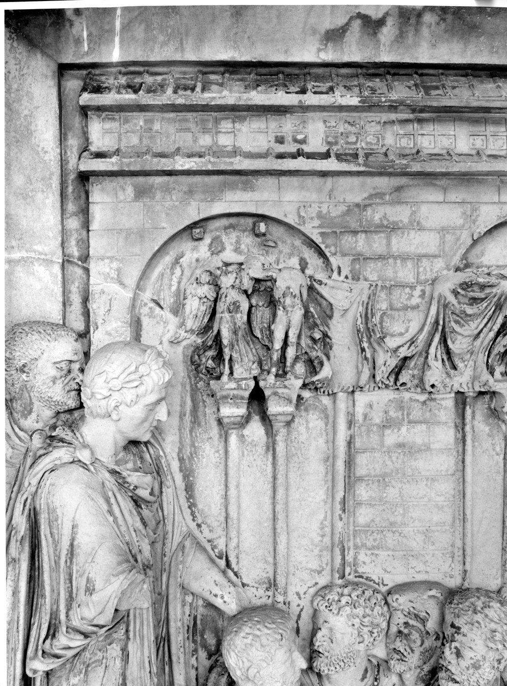 Pannelli di Marco Aurelio lato sud investitura di un re barbaro da parte dell'imperatore (3) (rex datus).tif