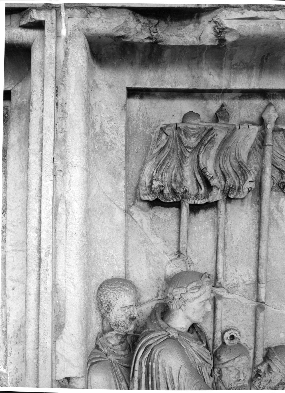 Pannelli di Marco Aurelio lato sud - Consegna di due prigionieri barbari (2).tif