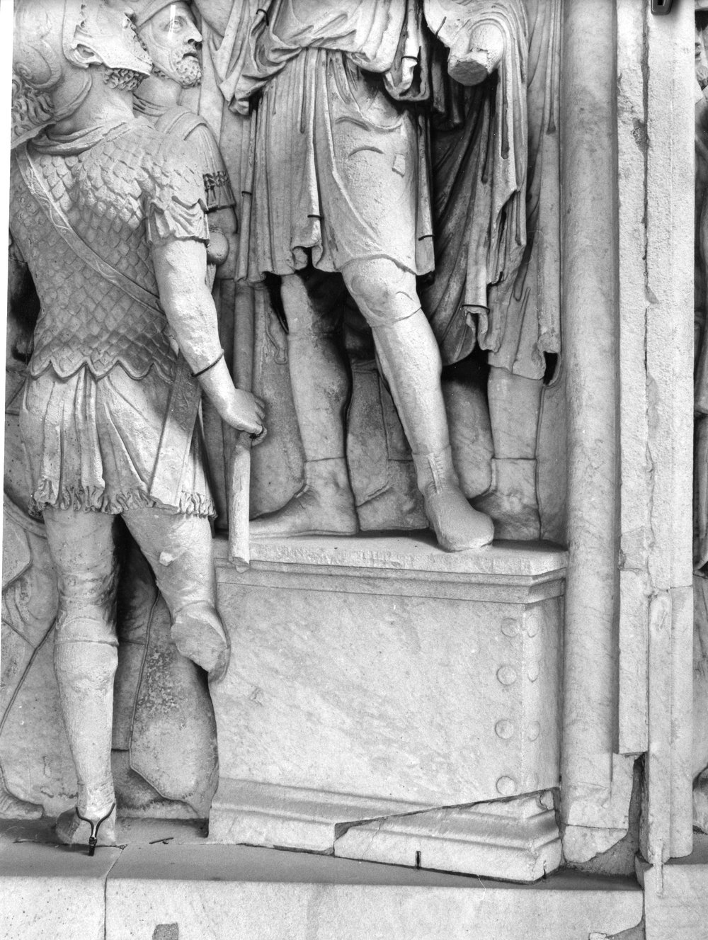 Pannelli di Marco Aurelio lato sud - L'imperatore in atto di arringare le truppe (adlocutio) (8).tif