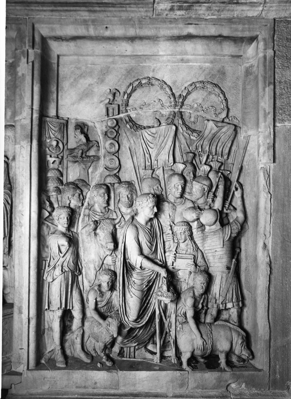 Pannelli di Marco Aurelio lato sud- Sacrificio del porco, pecora, toro (Suovetaurilia) (1).tif
