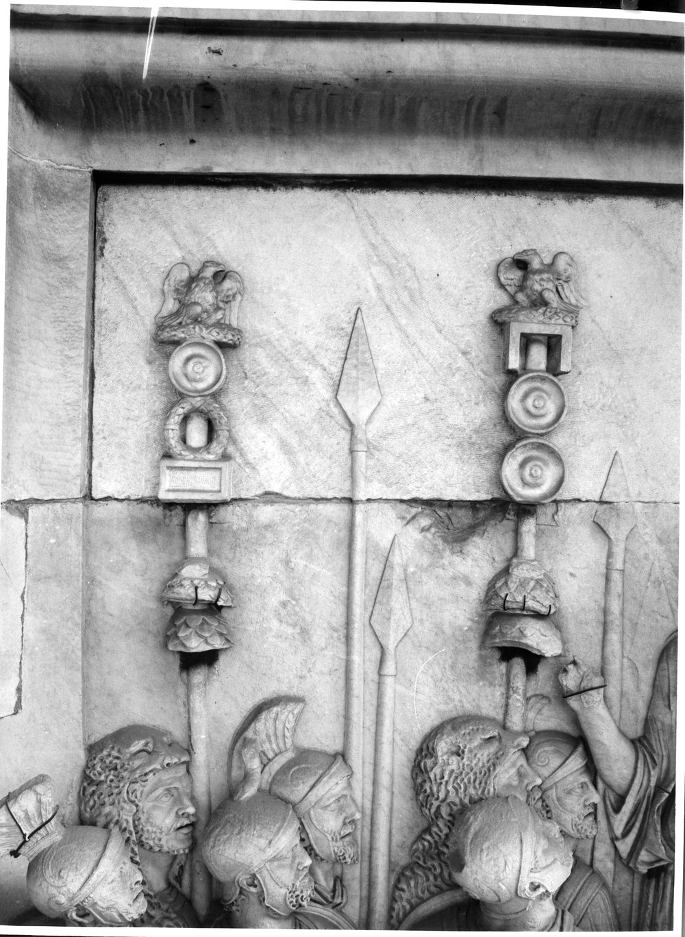 Pannelli di Marco Aurelio lato sud - L'imperatore in atto di arringare le truppe (adlocutio) (2).tif