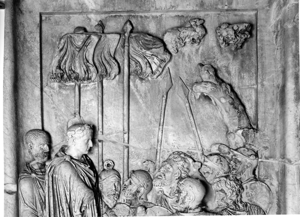 Pannelli di Marco Aurelio lato sud - Consegna di due barbari prigionieri 2b.tif