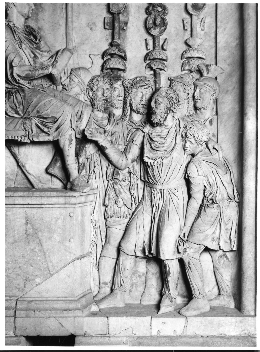 Pannelli di Marco Aurelio lato nord - L'imperatore riceve un capo barbaro ferito 8 b.tif